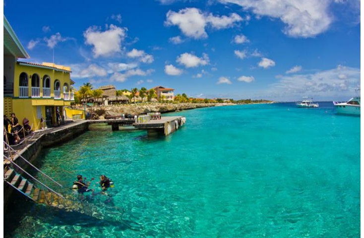 Buddy Dive Resort ligger lige ud til havet